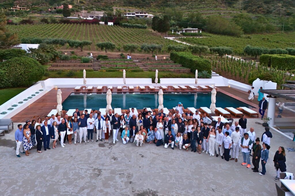 Foto drone dei partecipanti alla Lagoon World Escapade Sicily di Spartivento sulla terrazza della tenuta Capofaro di Salina, alle Isole Eolie in Sicilia.