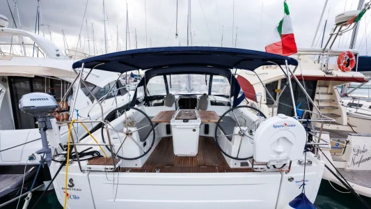 Beneteau-oceanis-40.1-clio-cala-de-medici-noleggio-barca-a-vela-001_risultato