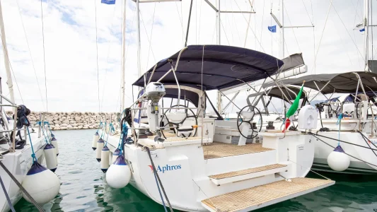 Beneteau-oceanis-51.1-aphros-marina-d’arechi-noleggio-barca-a-vela-001_risultato