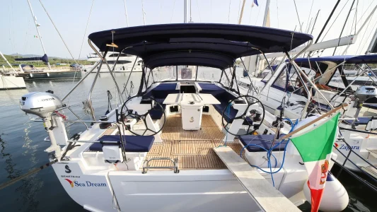 Beneteau-oceanis-51.1-sea-dream-marina-di-olbia-noleggio-barca-a-vela-001_risultato