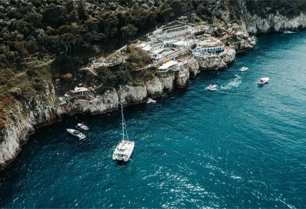 Vista drone di un catamarano Spartivento ancorato in Costiera Amalfitana