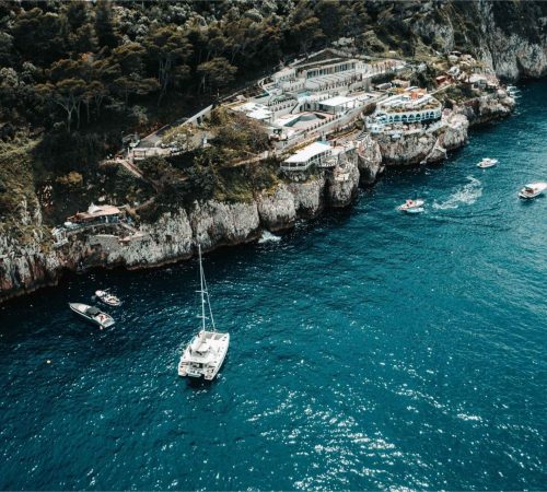 Vista drone di un catamarano Spartivento ancorato in Costiera Amalfitana