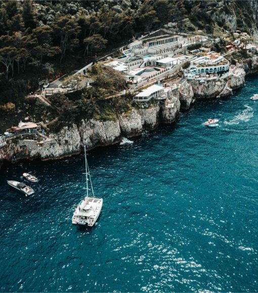 Vista drone di un catamarano Spartivento ancorato in Costiera Amalfitana