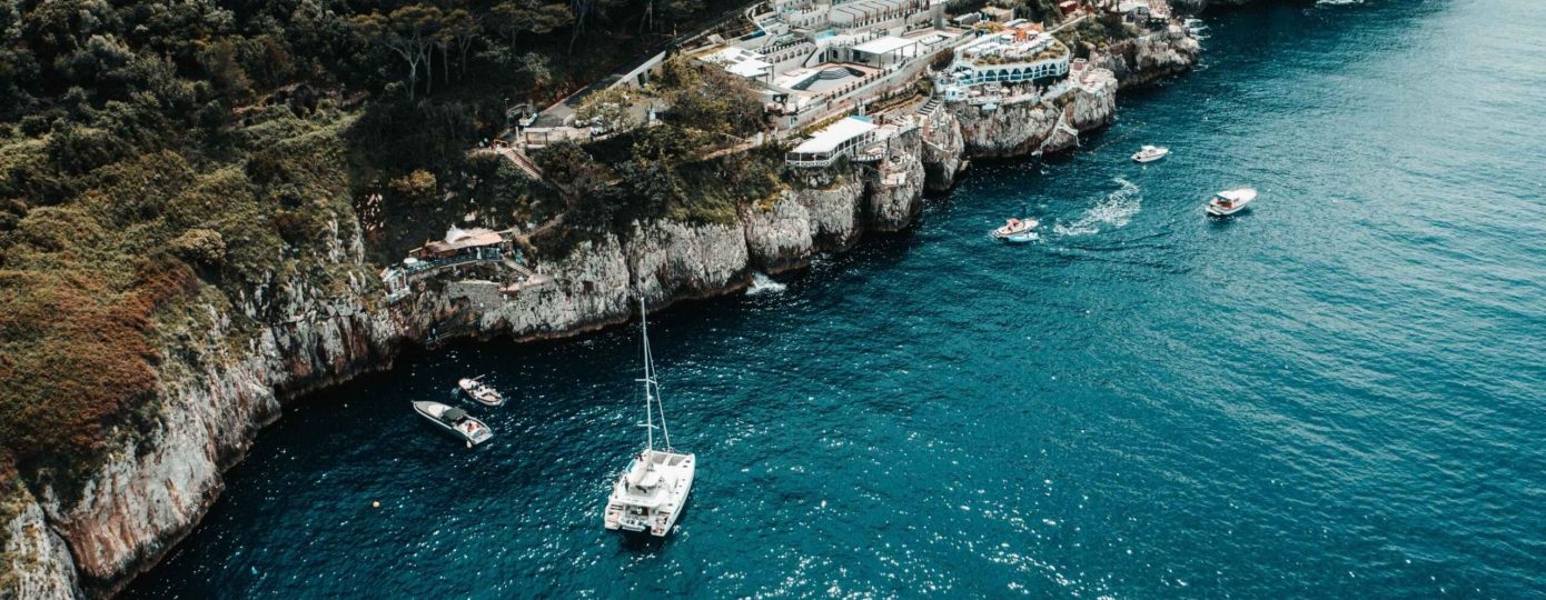 Vista drone di un catamarano Spartivento ancorato in Costiera Amalfitana