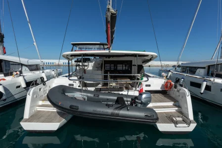 Vista della poppa del catamarano Lagoon 42 "Nacatuli" di Spartivento Charter ormeggiato in porto