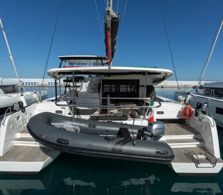 Vista della poppa del catamarano Lagoon 42 "Nacatuli" di Spartivento Charter ormeggiato in porto