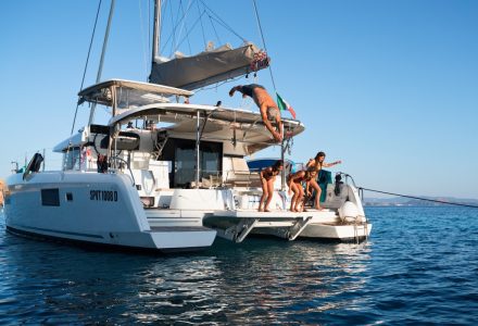 Famiglia si tuffa dalla poppa di un catamarano Spartivento