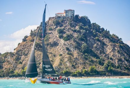 Sagola Spartivento doppia la prima boa di regata durante la VELA Cup Sicilia 2024