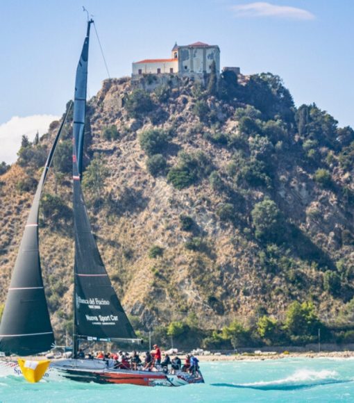 Sagola Spartivento doppia la prima boa di regata durante la VELA Cup Sicilia 2024