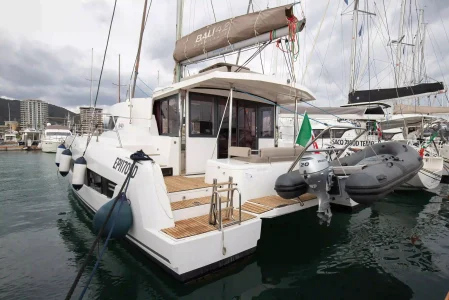 Vista della poppa e fiancata sinistra del catamarano Bali 4.2 "Peppina" di Spartivento Charter ormeggiato in porto