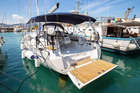 Vista della poppa della barca a vela Bavaria 46 Cruiser "Baarìa" di Spartivento Charter ormeggiata in porto