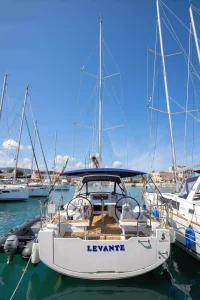 Vista della poppa della barca a vela Beneteau Oceanis 35.1 "Levante" di Spartivento Charter ormeggiata in porto