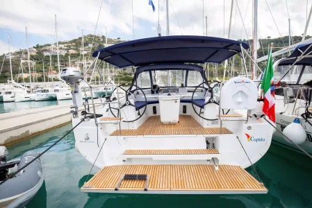 Vista da vicino della poppa della barca a vela Beneteau Oceanis 40.1 "Cupido" di Spartivento Charter ormeggiata in porto