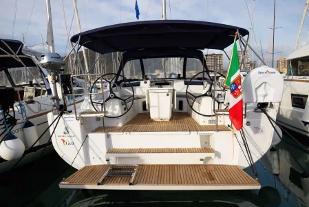 Vista della poppa della barca a vela Beneteau Oceanis 41.1 "Gea" di Spartivento Charter ormeggiata in porto