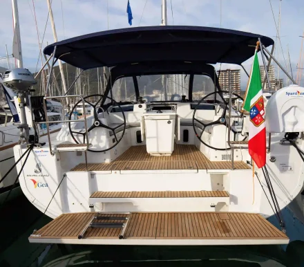 Vista della poppa della barca a vela Beneteau Oceanis 41.1 "Gea" di Spartivento Charter ormeggiata in porto