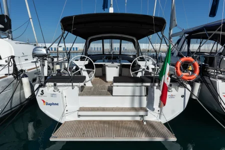 Vista della poppa della barca a vela Beneteau Oceanis 46.1 "Daphne" di Spartivento Charter