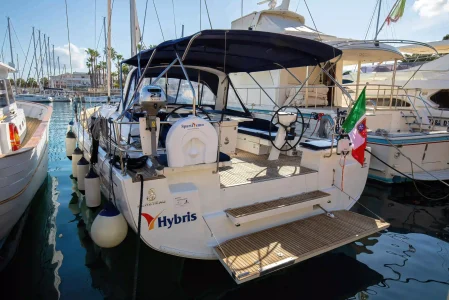 Vista della poppa della barca a vela Beneteau Oceanis 51.1 "Hybris" di Spartivento Charter ormeggiata in porto