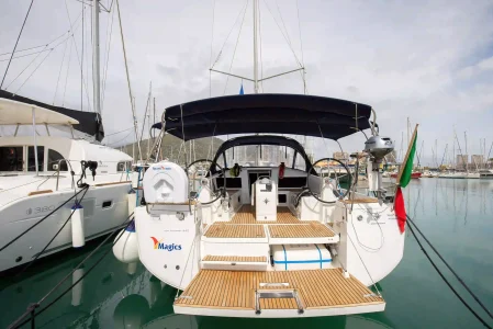 Vista della poppa della barca a vela Jeanneau Sun Odyssey 440 "Magics" di Spartivento Charter ormeggiata in porto