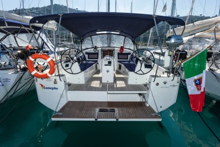 Vista della poppa della barca a vela Jeanneau Sun Odyssey 410 "Eumephe" ormeggiata in porto