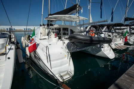 Vista della poppa del catamarano Lagoon 380 "Ploto" di Spartivento Charter ormeggiato in porto