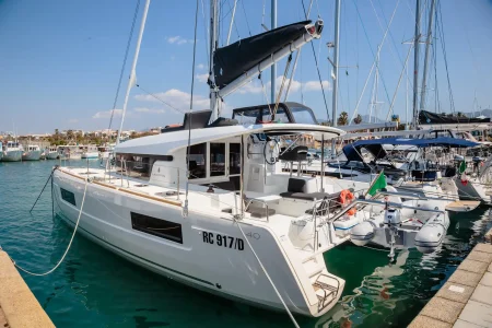 Vista della poppa e fiancata sinistra del catamarano Lagoon 40 "Gelso" di Spartivento Charter ormeggiato in porto