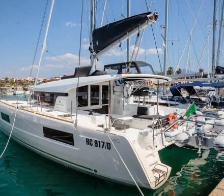 Vista della poppa e fiancata sinistra del catamarano Lagoon 40 "Gelso" di Spartivento Charter ormeggiato in porto