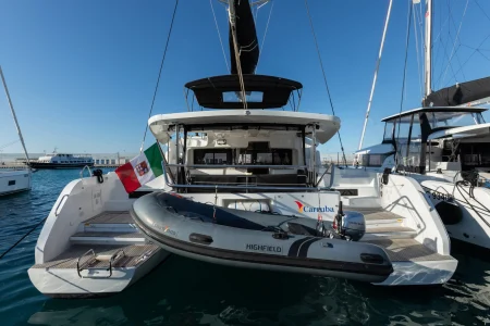 Vista della poppa del catamarano Lagoon 46 "Carruba" di Spartivento Charter ormeggiato in porto