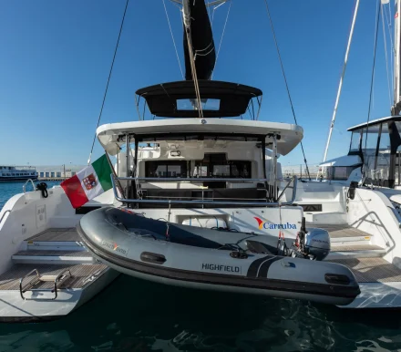 Vista della poppa del catamarano Lagoon 46 "Carruba" di Spartivento Charter ormeggiato in porto